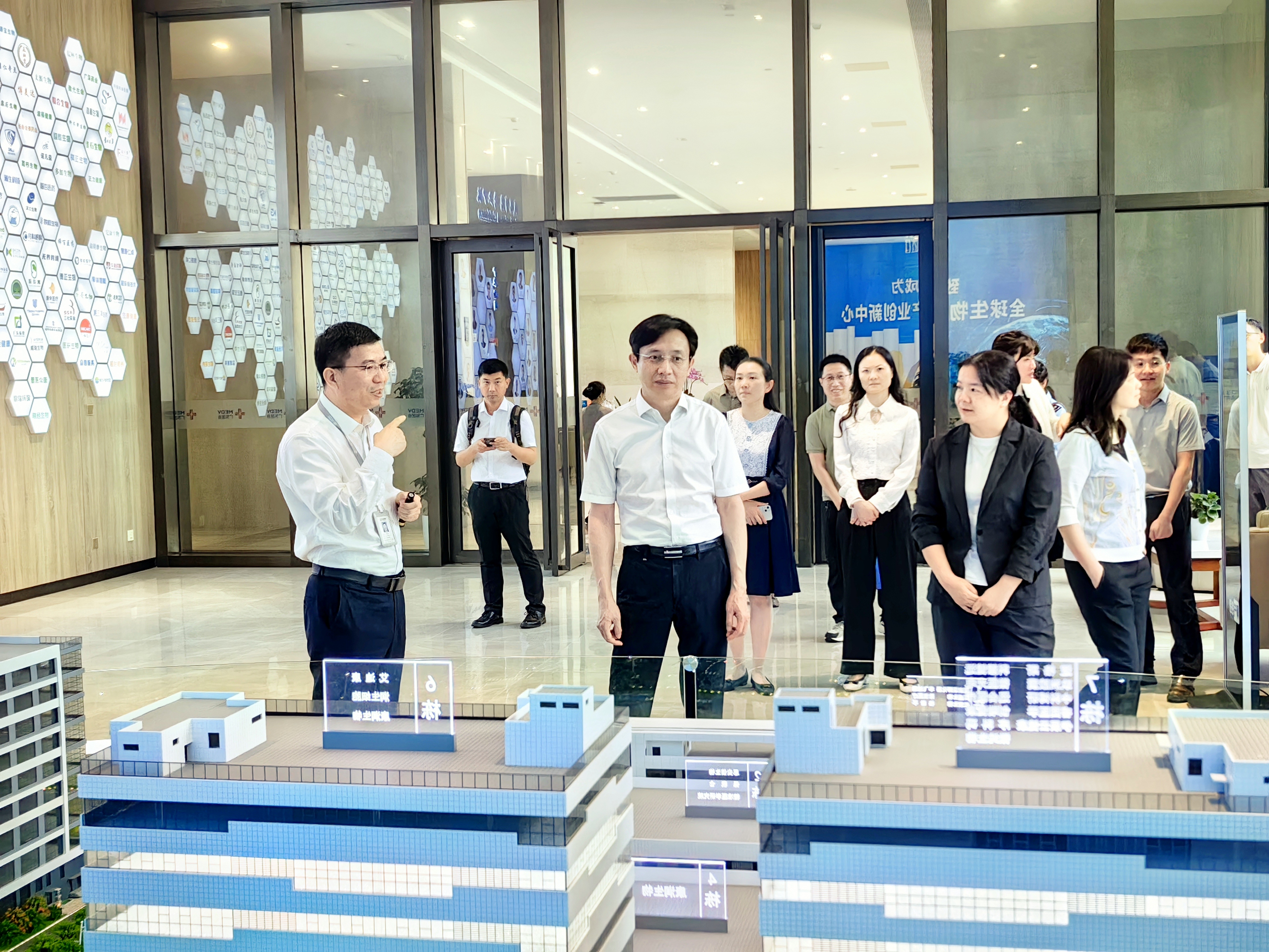 廣州稅務部門領導一行蒞臨廣東醫(yī)谷考察調(diào)研