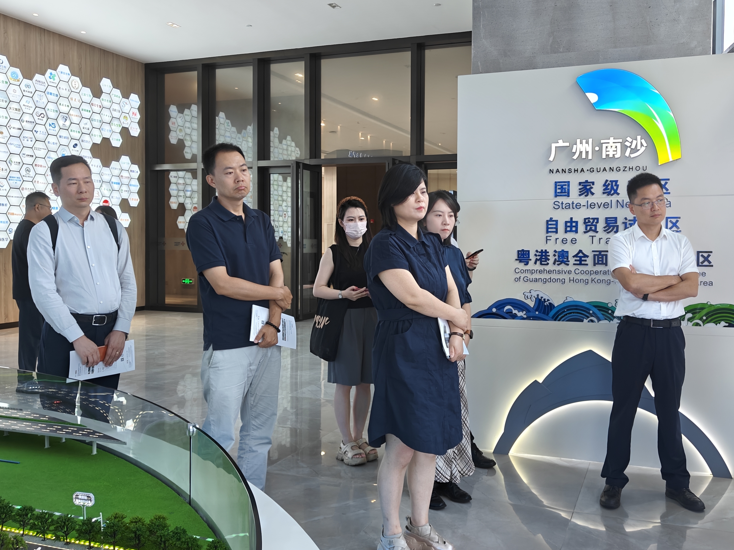 廣州市南沙區(qū)政府副區(qū)長陳國慶、中國高新技術(shù)產(chǎn)業(yè)導(dǎo)報社產(chǎn)業(yè)服務(wù)中心主任劉曉芹一行蒞臨廣東醫(yī)谷考察交流